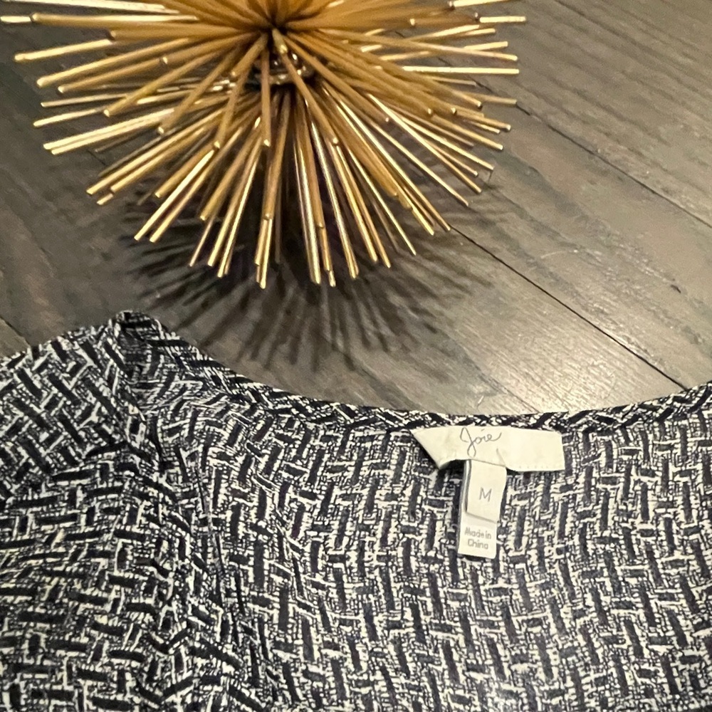 Joie 100% Silk Black/White Geo Print Blouse Chiffon Size Medium - Picture 4 of 6